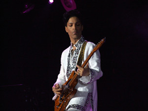 Prince tijdens een optreden op Coachella in 2008