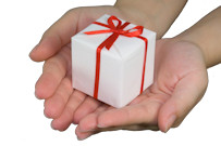 Handen die een presentje geven